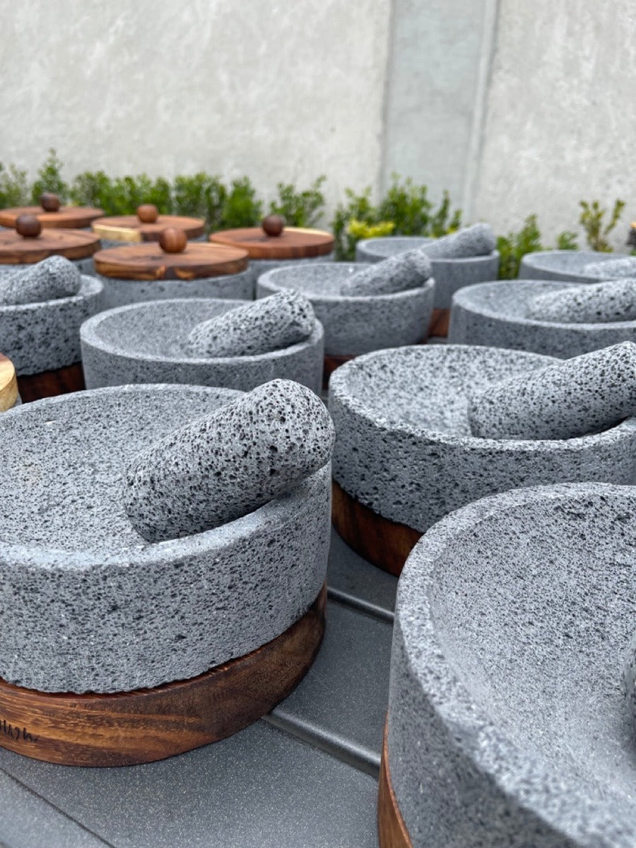 Molcajete de Piedra Volcánica con Base (Chico) - Calli 6"