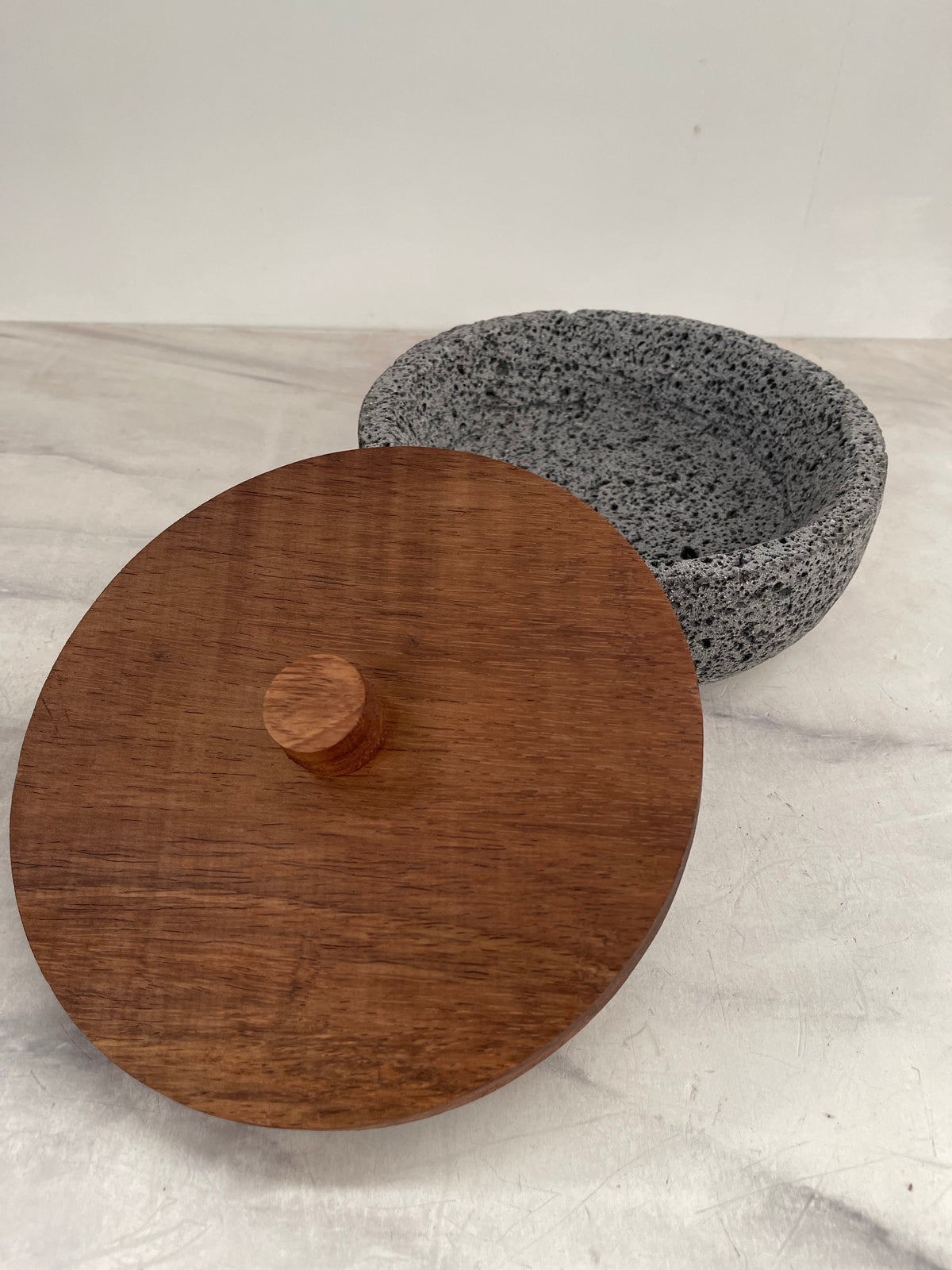 Remate - Tortillero De Piedra Volcánica Con Tapa de Madera de Parota - Tlahuanoni