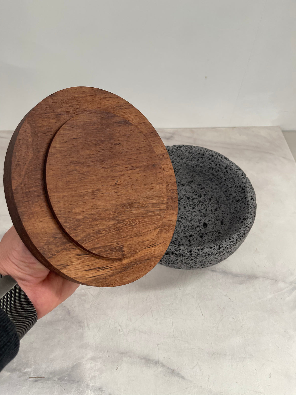 Remate - Tortillero De Piedra Volcánica Con Tapa de Madera de Parota - Tlahuanoni