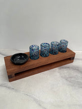 Cargar imagen en el visor de la galería, Tequilero de Parota con Ramequin y Caballitos de Vidrio Soplado