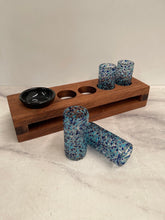 Cargar imagen en el visor de la galería, Tequilero de Parota con Ramequin y Caballitos de Vidrio Soplado