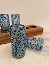 Cargar imagen en el visor de la galería, Tequilero de Tablón de Parota con Ramequin y Caballitos de Vidrio Soplado