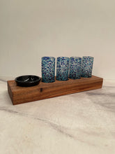 Cargar imagen en el visor de la galería, Tequilero de Tablón de Parota con Ramequin y Caballitos de Vidrio Soplado