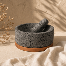 Load image in gallery viewer, Molcajete de Piedra Volcánica con Base de Pino - Calli 8"