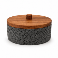 Cargar imagen en el visor de la galería, Tortillero De Piedra Volcánica Rayado Con Tapa de Madera de Parota - Xomolli