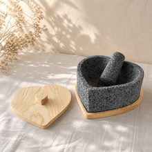 Load image in gallery viewer, Molcajete de corazón con base y tapa de pino