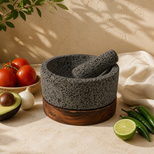 Cargar imagen en el visor de la galería, Molcajete de Piedra Volcánica con Base (Grande) - Calli 8"