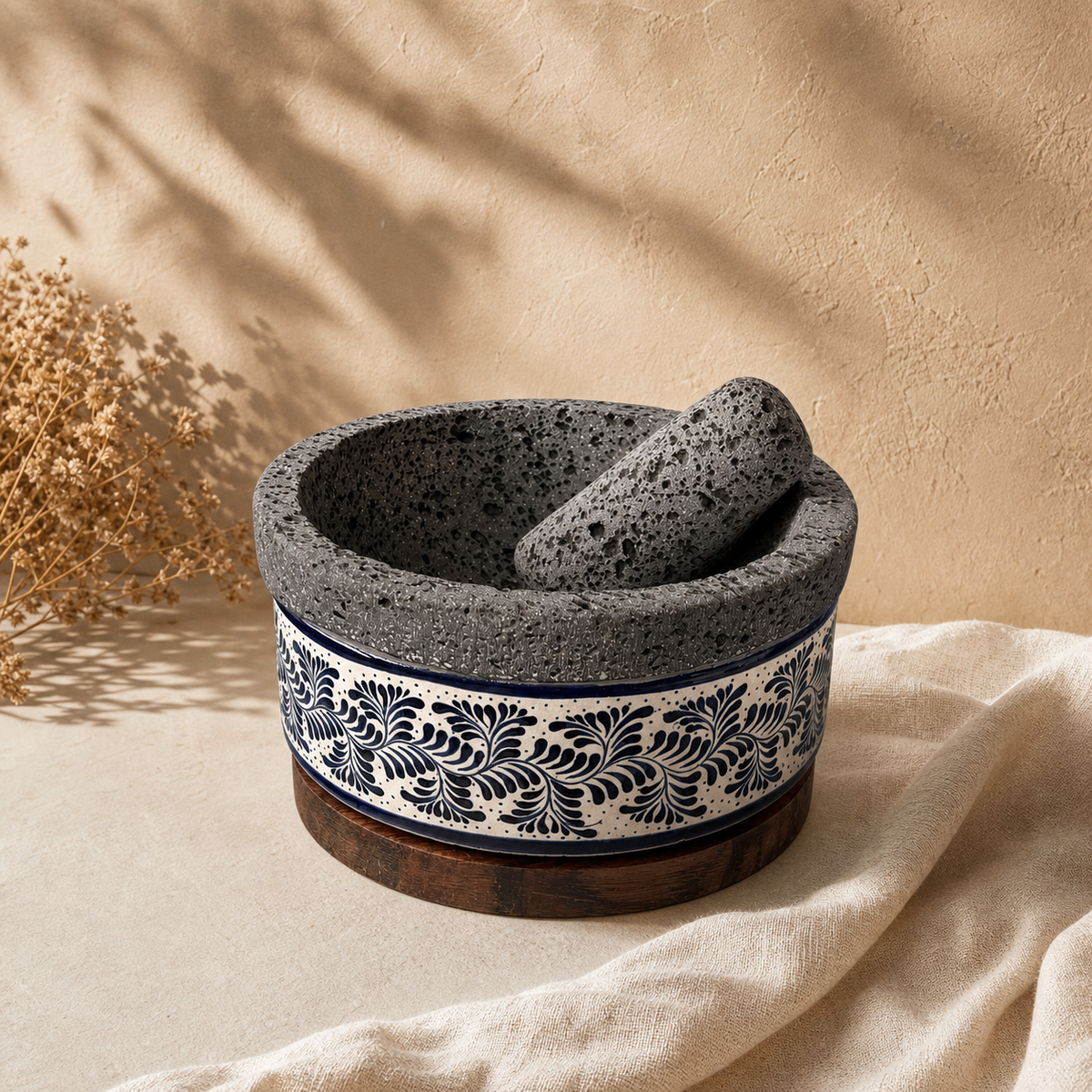 Molcajete de Piedra Volcánica y Cerámica Pintada a Mano con Base de Parota - Calli Cerámico
