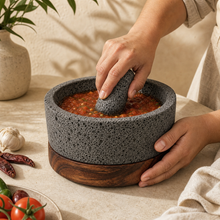 Cargar imagen en el visor de la galería, Molcajete de Piedra Volcánica con Base (Grande) - Calli 8"