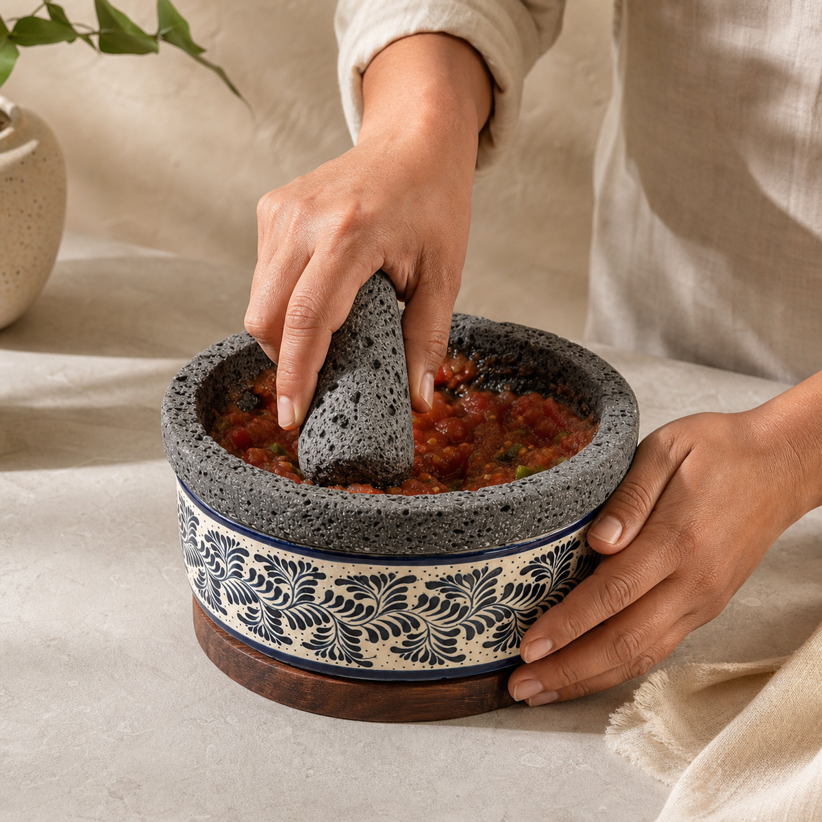 Molcajete de Piedra Volcánica y Cerámica Pintada a Mano con Base de Parota - Calli Cerámico
