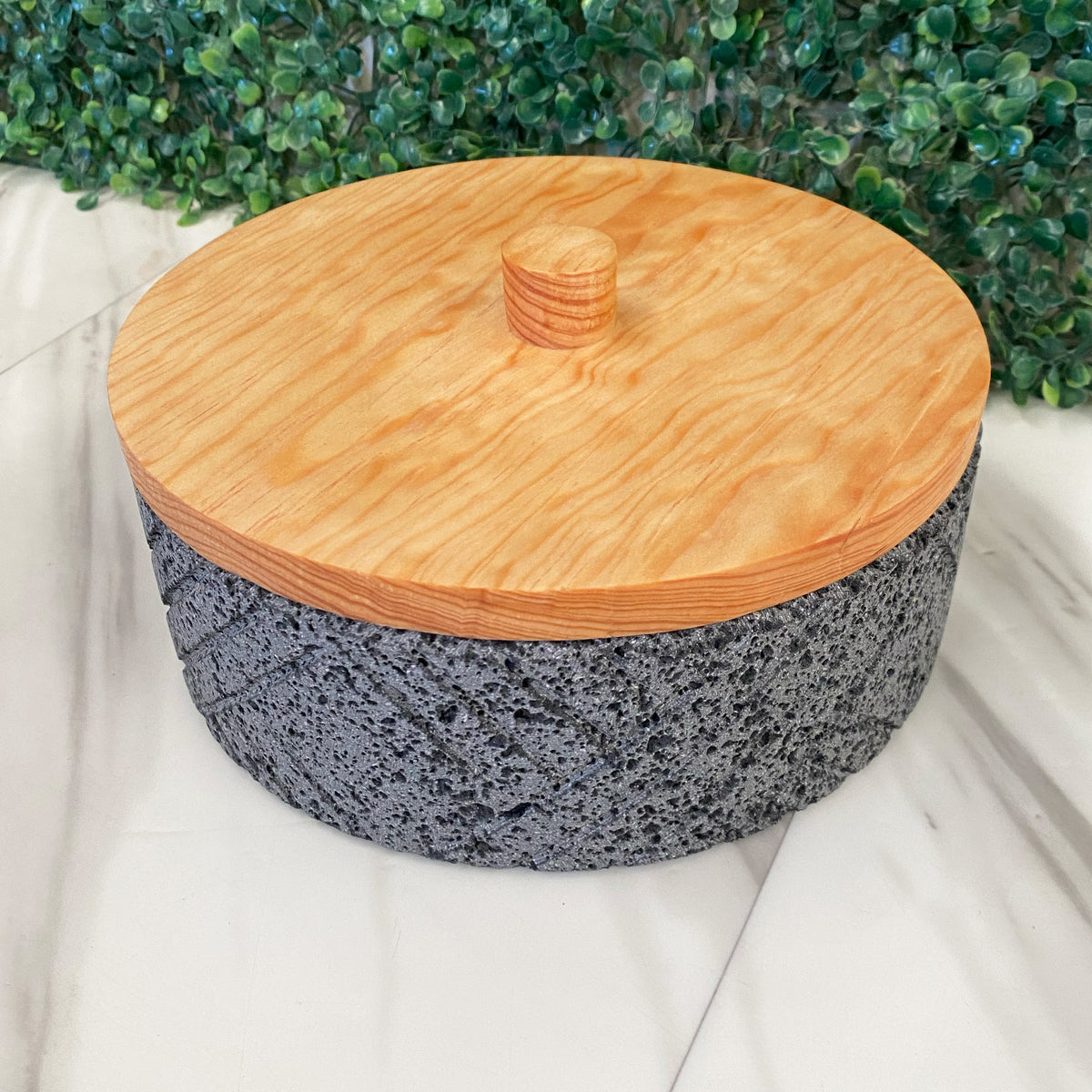 Remate- Tortillero De Piedra Volcánica Rayado Con Tapa de Madera de Pino - Xomolli