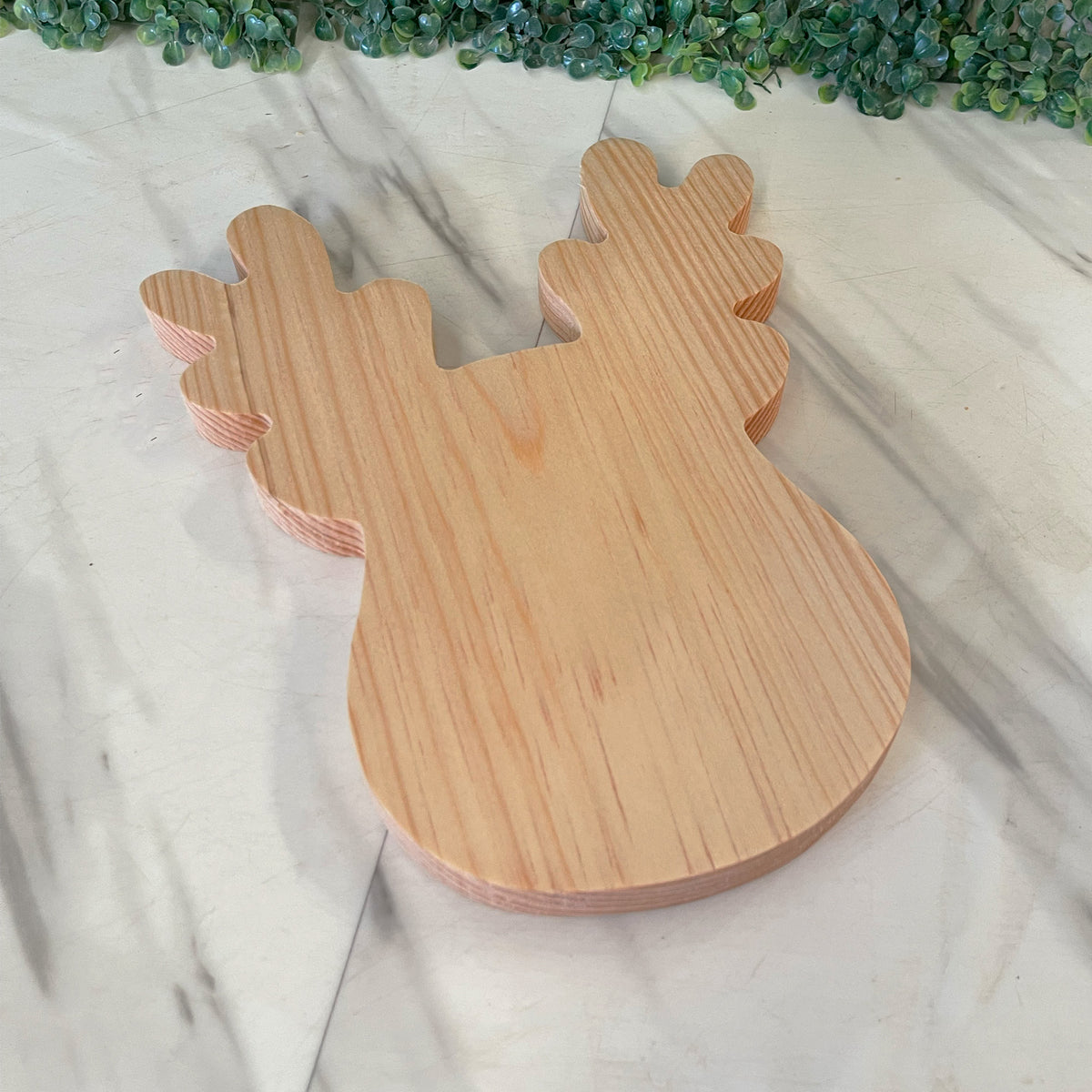Tabla de Quesos o Charcutería en Forma de Reno (Madera de Pino)