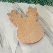 Load image in gallery viewer, Tabla de Picar, Quesos o Charcutería en Forma de Reno (Madera de Pino)
