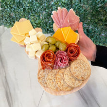 Load image in gallery viewer, Tabla de Picar, Quesos o Charcutería en Forma de Reno (Madera de Pino)