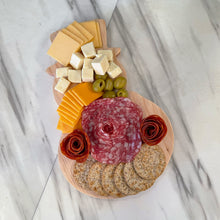 Load image in gallery viewer, Tabla de Picar, Quesos o Charcutería en Forma de Mono de Nieve (Madera de Pino)