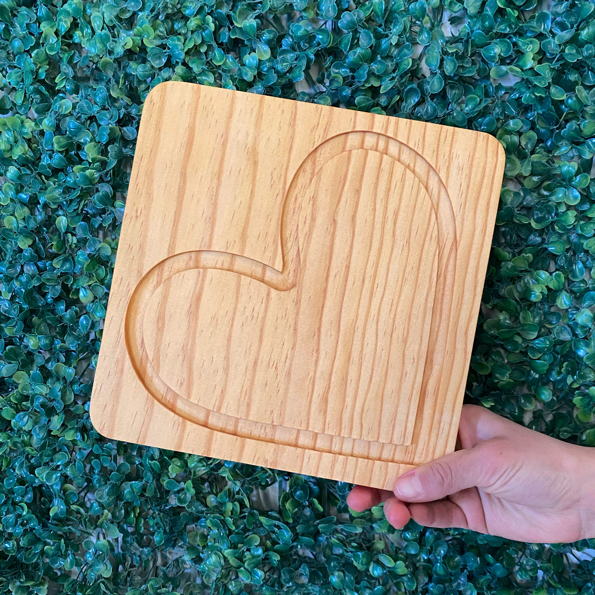 Tabla de pino 20x20 cm con ranura de corazón