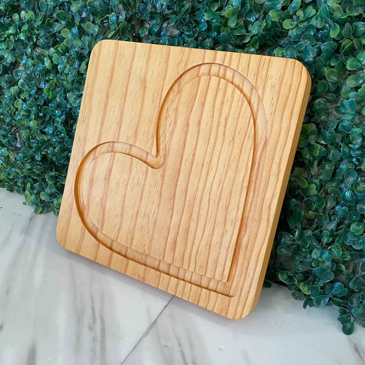 Tabla de pino 20x20 cm con ranura de corazón