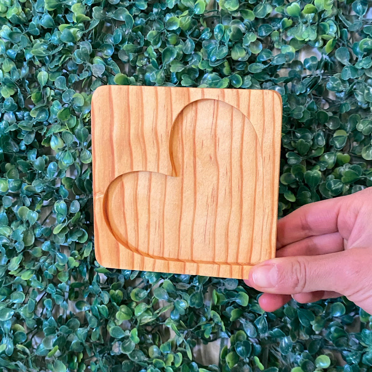 Tabla mini de 10x10 cm con resaque de corazón