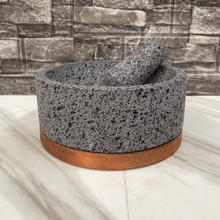 Load image in gallery viewer, Molcajete de Piedra Volcánica con Base de Pino - Calli 8"