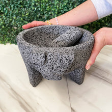 Load image in gallery viewer, Molcajete de Piedra Volcánica de Cochinito