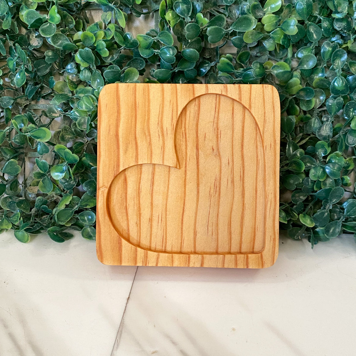 Tabla mini de 10x10 cm con resaque de corazón
