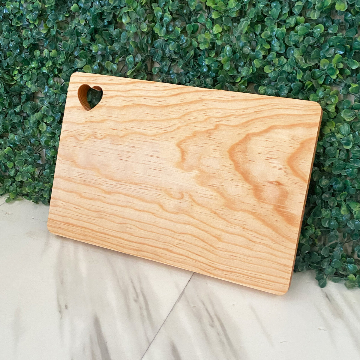 Tabla de pino con ranura de corazón