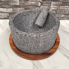 Load image in gallery viewer, Molcajete Calli de Piedra Volcánica con Base Y Tapa De Madera de Parota (8 Litros)