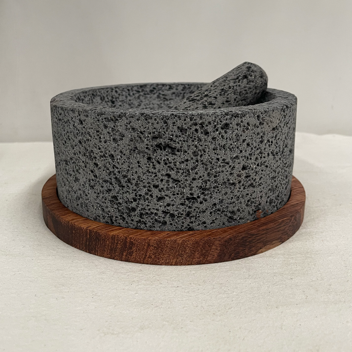 Molcajete de Piedra Volcánica con Base - Ahau 8"