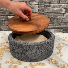 Cargar imagen en el visor de la galería, Tortillero De Piedra Volcánica Rayado Con Tapa de Madera de Parota - Xomolli
