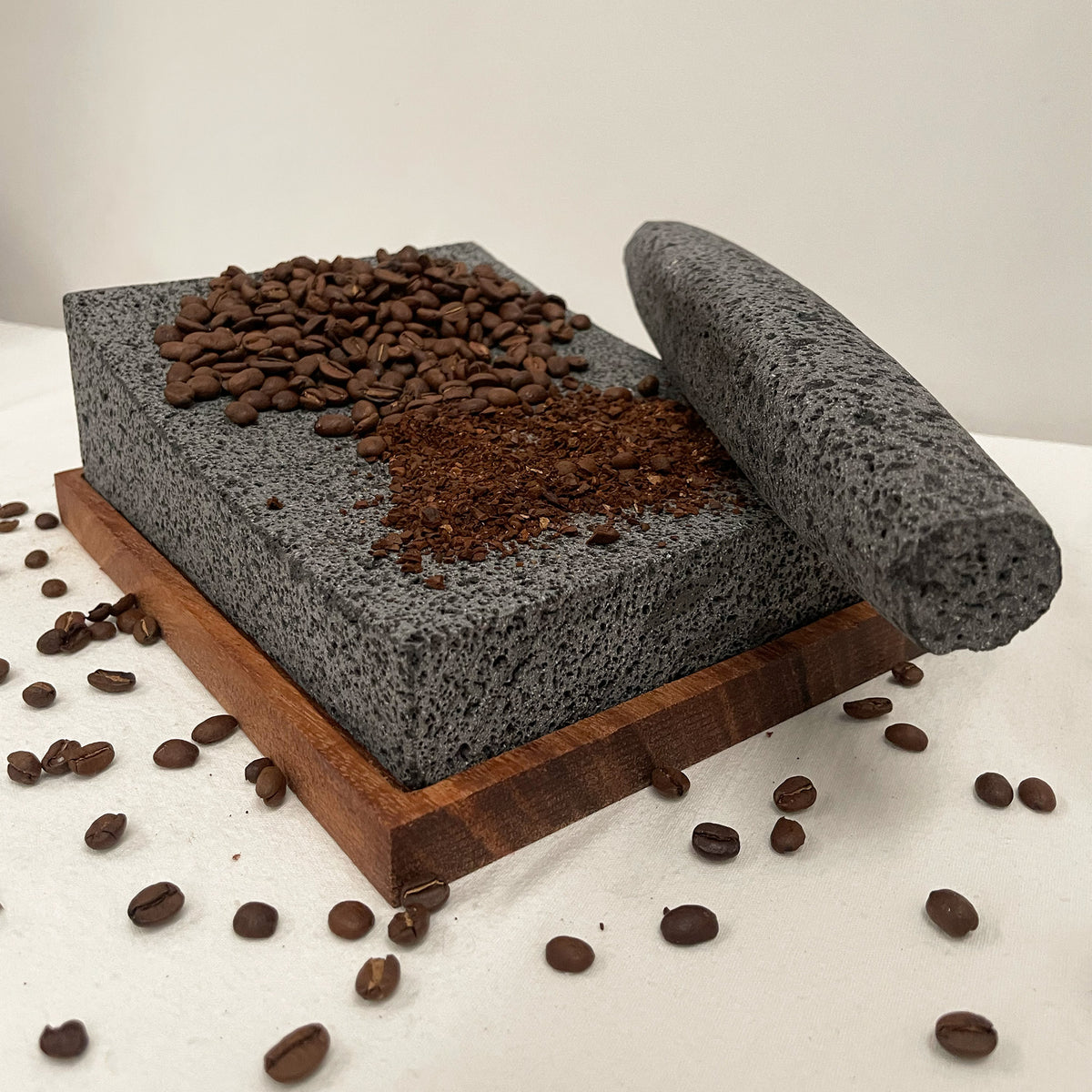Metate de Piedra Volcánica con Metlapil y Base de Parota