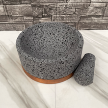 Load image in gallery viewer, Molcajete de Piedra Volcánica con Base de Pino - Calli 8"