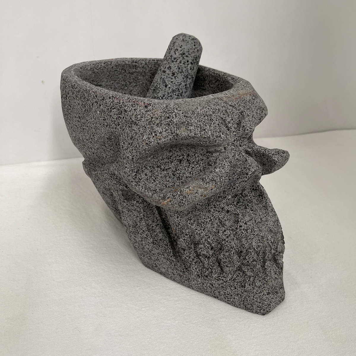 Molcajete en Forma de Cráneo de Piedra Volcánica