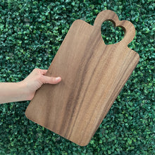 Load image in gallery viewer, Tabla de Picar, Charcutería con Agarradera de Corazón