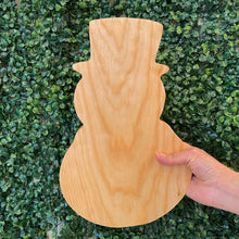 Load image in gallery viewer, Tabla de Picar, Quesos o Charcutería en Forma de Mono de Nieve (Madera de Pino)