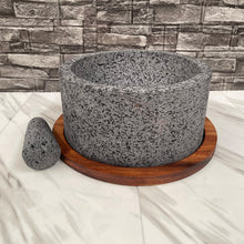 Load image in gallery viewer, Molcajete Calli de Piedra Volcánica con Base Y Tapa De Madera de Parota (4 Litros)