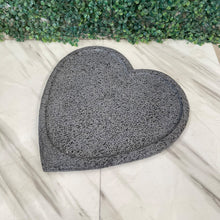 Cargar imagen en el visor de la galería, Comal | Plato Forma de Corazón De Piedra Volcánica