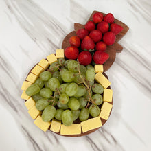 Load image in gallery viewer, Tabla de Picar, Quesos o Charcutería en Forma de Mono de Nieve