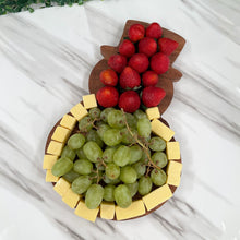 Load image in gallery viewer, Tabla de Picar, Quesos o Charcutería en Forma de Mono de Nieve