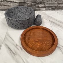 Load image in gallery viewer, Molcajete de Piedra Volcánica con Base de Pino - Calli 8"