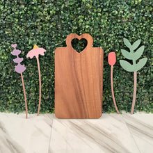 Load image in gallery viewer, Tabla de Picar, Charcutería con Agarradera de Corazón