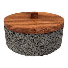 Cargar imagen en el visor de la galería, Tortillero De Piedra Volcánica Rayado Con Tapa de Madera de Parota - Xomolli