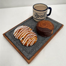 Cargar imagen en el visor de la galería, Plato de Piedra Volcánica con Base - Caxit