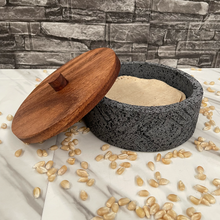 Cargar imagen en el visor de la galería, Tortillero De Piedra Volcánica Rayado Con Tapa de Madera de Parota - Xomolli