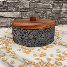 Cargar imagen en el visor de la galería, Tortillero De Piedra Volcánica Rayado Con Tapa de Madera de Parota - Xomolli