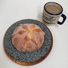 Cargar imagen en el visor de la galería, Plato de Piedra Volcánica Circular con Base