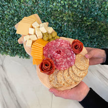 Load image in gallery viewer, Tabla de Picar, Quesos o Charcutería en Forma de Mono de Nieve (Madera de Pino)