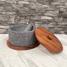 Load image in gallery viewer, Molcajete Calli de Piedra Volcánica con Base Y Tapa De Madera de Parota (8 Litros)