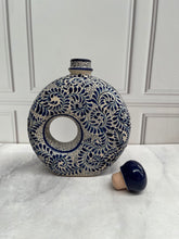 Cargar imagen en el visor de la galería, Botella Tequilera de Cerámica de Alta Temperatura