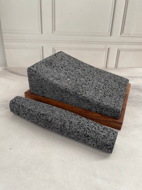 Metate de Piedra Volcánica con Metlapil y Base de Parota