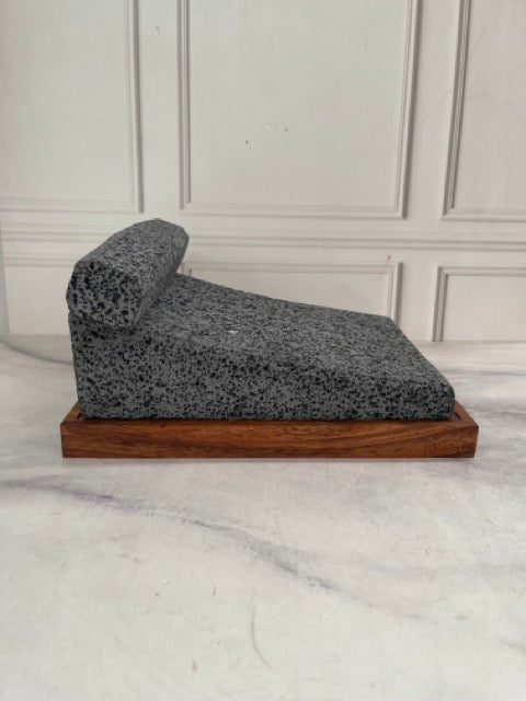 Metate de Piedra Volcánica con Metlapil y Base de Parota